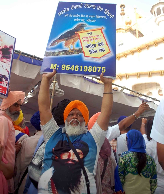 A person holding a placard calling up Sikhs to be Amritdhari