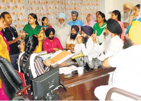 ਕੁਰਾਲੀ ਦੇ ਨੈਸ਼ਨਲ ਪਬਲਿਕ ਸਕੂਲ ਵਿੱਚ ਐਸ ਜੀ ਪੀ ਸੀ ਦੀ ਜਾਂਚ ਟੀਮ ਦੇ ਮੈਂਬਰ ਮਾਮਲੇ ਸਬੰਧੀ ਜਾਂਚ ਕਰਦੇ ਹੋਏ