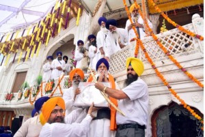 ਸ਼੍ਰੋਮਣੀ ਕਮੇਟੀ ਪ੍ਰਧਨ ਨੂੰ ਸ਼੍ਰੀ ਅਕਾਲ ਤਖਤ ਸਾਹਿਬ ਤੋਂ ਸਨਮਾਨਿਤ ਕੀਤਾ ਜਾਣ ਦਾ ਦ੍ਰਿਸ਼