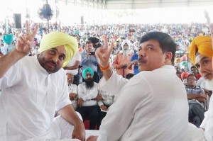 ਆਮ ਆਦਮੀ ਪਾਰਟੀ ਦੇ ਆਗੂ ਰੈਲੀ ਨੂੰ ਸੰਬੋਧਨ ਕਰਦੇ ਹੋਏ