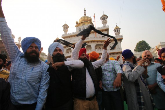 ਗਿਆਨੀ ਗੁਰਬਚਨ ਸਿੰਘ ਨੂੰ ਕਾਲੀਆਂ ਝੰਡੀਆਂ ਵਿਖਾਉਦੇਂ ਹੋਏ ਸਿੱਖ ਯੂਥ ਆਫ ਪੰਜਾਬ ਦੇ ਆਗੂ