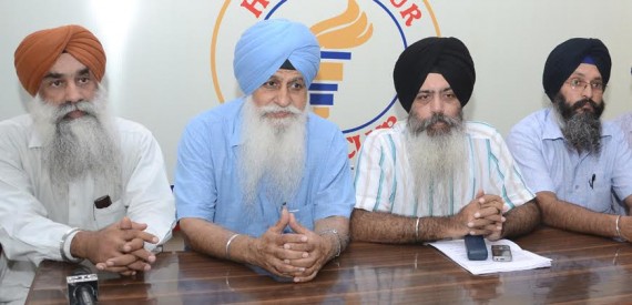 ਪੱਤਰਕਾਰਾਂ ਨਾਲ ਗੱਲ ਕਰਦੇ ਹੋਏ ਪ੍ਰਧਾਨ ਹਰਚਰਨਜੀਤ ਸਿੰਘ ਧਾਮੀ, ਸਕੱਤਰ ਡਾ ਮਨਜਿੰਦਰ ਸਿੰਘ ਤੇ ਬੁਲਾਰੇ ਕੰਵਰਪਾਲ ਸਿੰਘ