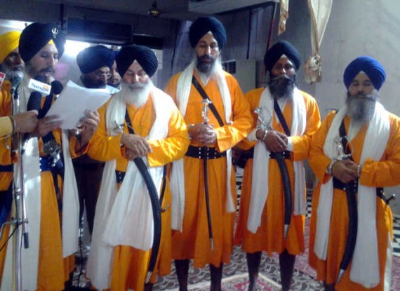 ਪੰਜ ਪਿਆਰੇ ਫੈਸਲਾ ਸੁਣਾਉਦੇਂ ਹੋਏ (ਫਾਈਲ ਫੋਟੋ)