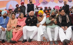 ਕੈਪਟਨ ਅਮਰਿੰਦਰ ਸਿੰਘ ਅਤੇ ਹੋਰ ਕਾਂਗਰਸੀ ਆਗੂ ਸਟੇਜ 'ਤੇ ਬੈਠੇ ਹੋਏ