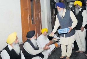 ਲੰਗਰ ਵਿੱਚ ਸੇਵਾ ਕਰਦੇ ਹੋਏ ਸ਼੍ਰੋਮਣੀ ਗੁਰਦੁਆਰਾ ਪ੍ਰਬੰਧਕ ਕਮੇਟੀ ਦੇ ਪ੍ਰਧਾਨ ਅਵਤਾਰ ਸਿੰਘ