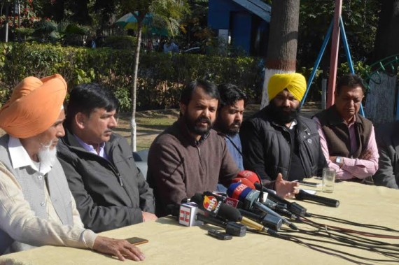 ਪੱਤਰਕਾਰਾਂ ਨੂੰ ਸੰਬੋਧਨ ਕਰਦੇ ਹੋਏ ਆਪ ਦੇ ਆਗੂ