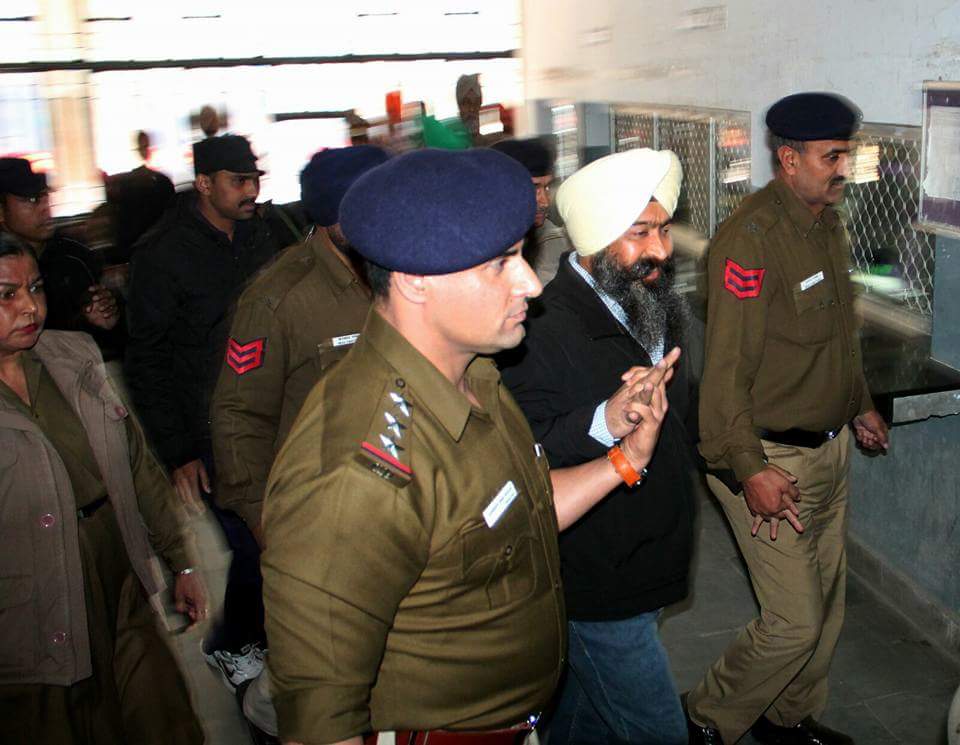 ਭਾਈ ਪਰਮਜੀਤ ਸਿੰਘ ਭਿਊਰਾ ਨੂੰ ਅਦਾਲਤ ਵਿੱਚ ਲੈ ਕੇ ਜਾਂਦੀ ਪੁਲਿਸ