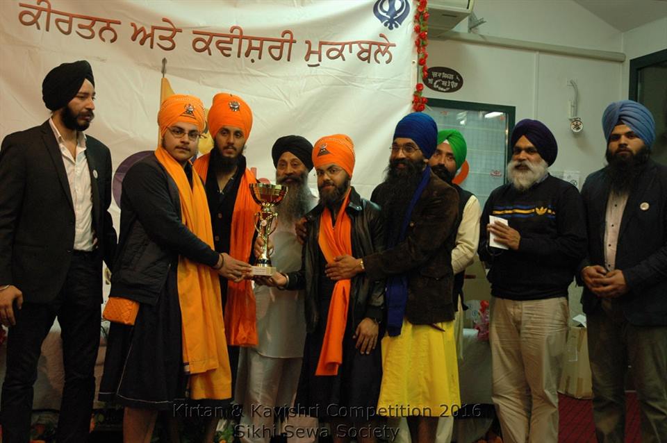 ਮੁਕਾਬਲੇ ਵਿੱਚ ਜੇਤੂ ਬੱਚਿਆਂ ਨੂੰ ਸਨਾਮਨਿਤ ਕਰਦੇ ਪ੍ਰਬੰਧਕ