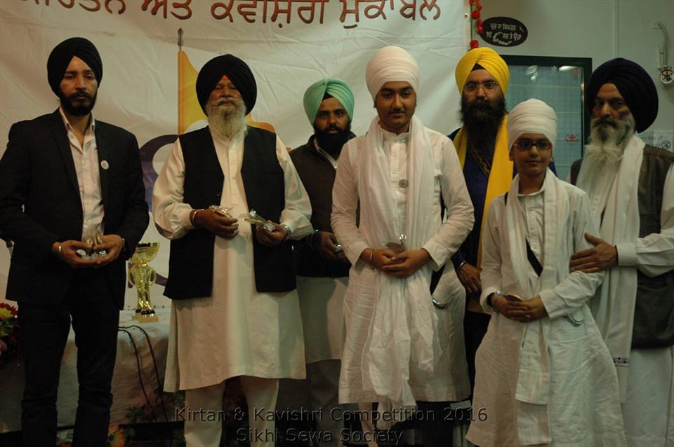 ਮੁਕਾਬਲੇ ਵਿੱਚ ਜੇਤੂ ਬੱਚਿਆਂ ਨੂੰ ਸਨਾਮਨਿਤ ਕਰਦੇ ਪ੍ਰਬੰਧਕ
