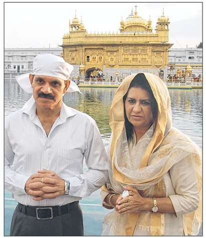 ਭਾਰਤੀ ਫੌਜ ਦੇ ਮੁਖੀ ਜਨਰਲ ਦਲਬੀਰ ਸਿੰਘ ਸੁਹਾਗ ਆਪਣੀ ਪਤਨੀ ਪ੍ਰਕਰਮਾ ਵਿੱਚ