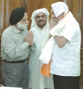 ਹਰਮਨਜੀਤ ਸਿੰਘ ਤੇ ਅਵਿਨਾਸ਼ ਜੈਸਵਾਲ ਕੇਂਦਰੀ ਰੱਖਿਆ ਮੰਤਰੀ ਮਨੋਹਰ ਪਰੀਕਰ ਨਾਲ ਗੱਲਬਾਤ ਕਰਦੇ ਹੋਏ