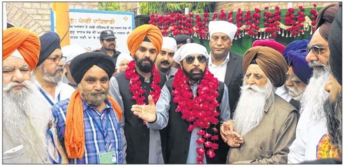 ਪਾਕਿਸਤਾਨ ਉਕਾਫ ਬੋਰਡ ਦੇ ਮੁਖੀ ਸਦੀਕ ਉੱਲ ਫਾਰੁਕ ਗੁਰਦੁਆਰਾ ਸਾਹਿਬ ਸਿੱਖ ਸੰਗਤਾਂ ਨੂੰ ਸੌਂਪਣ ਦਾ ਐਲਾਨ ਕਰਦੇ ਹੋਏ