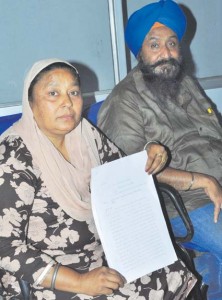 ਕਮਲਜੀਤ ਕੌਰ ਕੇਂਦਰ ਸਰਕਾਰ ਨੂੰ ਲਿਖੇ ਪੱਤਰ ਦੀ ਕਾਪੀ ਵਿਖਾਉਂਦੀ ਹੋਈ|