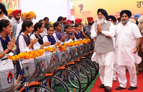 ਪ੍ਰਕਾਸ਼ ਸਿੰਘ ਬਾਦਲ ਮਾਈ ਭਾਗੋ ਸਕੀਮ ਤਹਿਤ ਸਕੂਲੀ ਵਿਿਦਆਰਥਣਾਂ ਨੂੰ ਸਾਈਕਲ ਵੰਡਦੇ ਹੋਏ (ਫਾਈਲ ਫੋਟੋ)