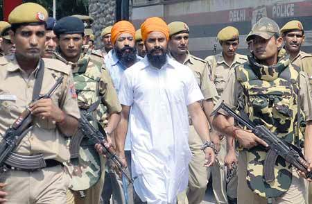 ਭਾਈ ਜਗਤਾਰ ਸਿੰਘ ਹਵਾਰਾ ਅਤੇ ਭਾਈ ਪਰਮਜੀਤ ਸਿੰਘ ਭਿਉਰਾ ਨੂੰ ਸਖਤ ਸੁਰੱਖਿਆ ਹੇਠ ਅਦਾਲਤ ਲਿਆਉਂਦੇ ਹੋਏ ਪੁਲਿਸ ਮੁਲਾਜ਼ਮ (ਫਾਈਲ ਫੋਟੋ)