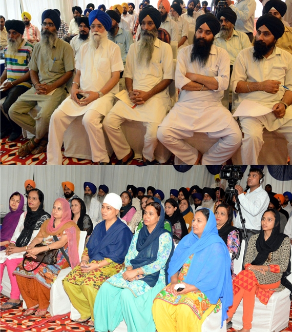 ਦਿੱਲੀ ਸਿੱਖ ਗੁਰਦੁਆਰਾ ਪ੍ਰਬੰਧਕ ਕਮੇਟੀ ਵਲੋਂ ਸੇਵਾਦਾਰਾਂ ਲਈ ਲਾਈ ਗਈ ਕਾਰਜਸ਼ਾਲਾ ਵਿਚ ਬੈਠੇ ਸੇਵਾਦਾਰ