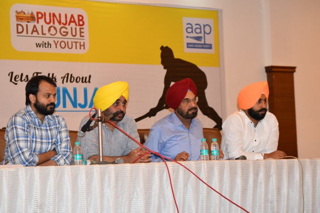 ਪੰਜਾਬ ਡਾਇਲਾਗ ਪ੍ਰੋਗਰਾਮ ਦੌਰਾਨ ਮੰਚ 'ਤੇ ਬੈਠੇ ਅਸੀਸ ਖੇਤਨ, ਭਗਵੰਤ ਮਾਨ, ਕੰਵਰ ਸੰਧੂ, ਹਰਜੋਤ ਬੈਂਸ