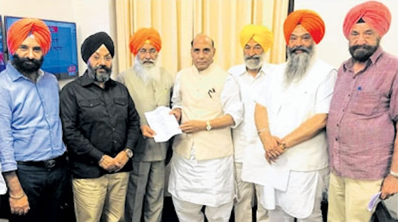 SAD-Badal-leaders-meet-Rajnath-Singh-seeking-CBI-probe-into-1994-Pilibhit-jail-massacre-of-Sikhs