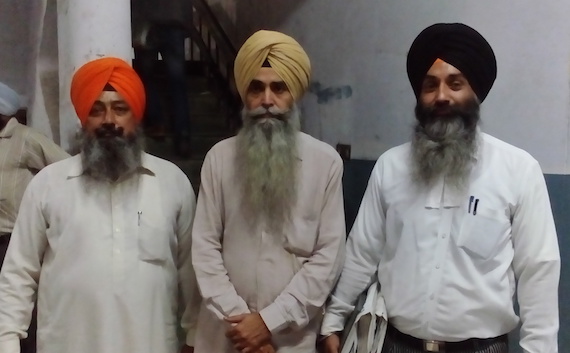 ਭਾਈ ਦਲਜੀਤ ਸਿੰਘ (ਵਿਚਕਾਰ) ਆਪਣੇ ਵਕੀਲ ਜਸਪਾਲ ਸਿੰਘ ਮੰਝਪੁਰ (ਸੱਜੇ) ਨਾਲ (24 ਮਈ 2016), ਫੋਟੋ: ਹਰਮਿੰਦਰ ਸਿੰਘ/ ਸਿੱਖ ਸਿਆਸਤ