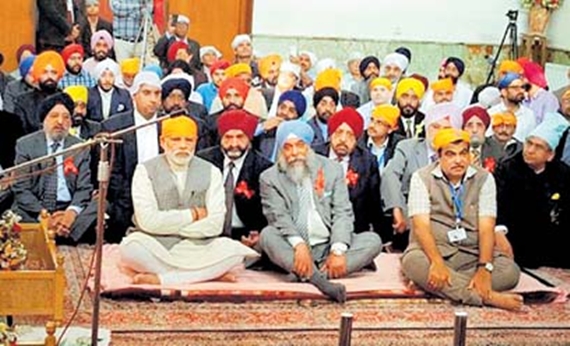 ਤਹਿਰਾਨ ’ਚ ਗੁਰਦੁਆਰਾ ਭਾਈ ਗੰਗਾ ਸਿੰਘ ਸਭਾ ’ਚ ਮੱਥਾ ਟੇਕਣ ਤੋਂ ਬਾਅਦ ਪ੍ਰਧਾਨ ਮੰਤਰੀ ਨਰਿੰਦਰ ਮੋਦੀ ਅਤੇ ਟਰਾਂਸਪੋਰਟ ਮੰਤਰੀ ਨਿਤਿਨ ਗਡਕਰੀ