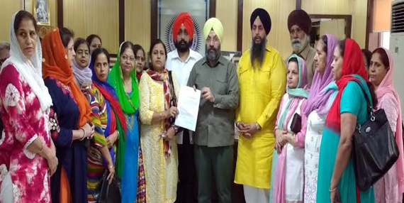 ਪੰਜਾਬੀ ਅਧਿਆਪਕਾਂ ਦੇ ਵਫਦ ਨਾਲ ਮਿਲਦੇ ਹੋਏ ਦਿੱਲੀ ਕਮੇਟੀ ਦੇ ਪ੍ਰਧਾਨ ਮਨਜੀਤ ਸਿੰਘ ਜੀ.ਕੇ.