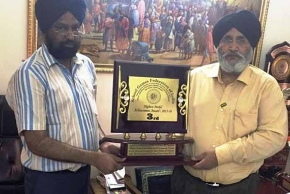 61ਵੀਂ ਕੌਮੀ ਸਕੂਲ ਖੇਡਾਂ ਵਿੱਚ ਪੰਜਾਬ ਦੇ ਤੀਜੇ ਸਥਾਨ ’ਤੇ ਰਹਿਣ ਉਤੇ ਮਿਲੀ ਟਰਾਫੀ ਸਿੱਖਿਆ ਮੰਤਰੀ ਡਾ. ਦਲਜੀਤ ਸਿੰਘ ਚੀਮਾ ਨੂੰ ਸੌਂਪਦੇ ਹੋਏ ਡਿਪਟੀ ਡਾਇਰੈਕਟਰ (ਫਿਜ਼ੀਕਲ ਐਜੂਕੇਸ਼ਨ) ਮੇਵਾ ਸਿੰਘ ਸਿੱਧੂ