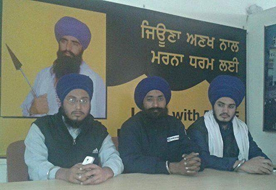 ਸਿੱਖ ਯੂਥ ਫੈਡਰੇਸ਼ਨ ਭਿੰਡਰਾਂਵਾਲਾ ਦੇ ਪ੍ਰਧਾਨ ਭਾਈ ਬਲਵੰਤ ਸਿੰਘ ਗੋਪਾਲਾ ਅਤੇ ਸੀਨੀਅਰ ਮੀਤ ਪ੍ਰਧਾਨ ਭਾੲੀ ਰਣਜੀਤ ਸਿੰਘ ਦਮਦਮੀ ਟਕਸਾਲ ਪ੍ਰੈੱਸ ਨੂੰ ਜਾਣਕਾਰੀ ਦਿੰਦੇ ਹੋਏ