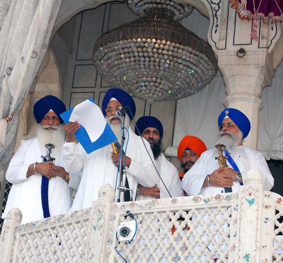ਵਰਜੀਨੀਆ ਦੇ ਪੰਜ ਵਿਅਕਤੀਆਂ ਨੂੰ ਪੰਥ ’ਚੋਂ ਛੇਕਣ ਬਾਰੇ ਹੁਕਮਨਾਮਾ ਜਾਰੀ ਕਰਦੇ ਹੋਏ ਸ਼੍ਰੋਮਣੀ ਕਮੇਟੀ ਵਲੋਂ ਥਾਪੇ ਸ੍ਰੀ ਅਕਾਲ ਤਖ਼ਤ ਦੇ ਜਥੇਦਾਰ ਗੁਰਬਚਨ ਸਿੰਘ