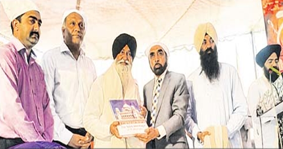 ਲਾਹੌਰ ਵਿਖੇ ਸ਼ੇਰ-ਏ-ਪੰਜਾਬ ਮਹਾਰਾਜਾ ਰਣਜੀਤ ਸਿੰਘ ਦੀ ਬਰਸੀ ਮਨਾਉਣ ਮੌਕੇ ਸ਼੍ਰੋਮਣੀ ਕਮੇਟੀ ਦੇ ਜੱਥਾ ਆਗੂ ਗੁਰਮੀਤ ਸਿੰਘ ਬੂਹ ਨੂੰ ਚੇਅਰਮੈਨ ਸਦੀਕ ਉਲ ਫਾਰੂਕ, ਸ. ਰਮੇਸ਼ ਸਿੰਘ ਅਰੋੜਾ ਤੇ ਹੋਰ ਸਨਮਾਨਿਤ ਕਰਦੇ ਹੋਏ