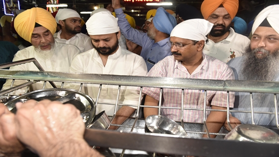 ਸ੍ਰੀ ਗੁਰੂ ਰਾਮਦਾਸ ਲੰਗਰ ਵਿਖੇ ਸੇਵਾ ਕਰਦੇ ਅਰਵਿੰਦ ਕੇਜਰੀਵਾਲ, ਸੁੱਚਾ ਸਿੰਘ ਛੋਟੇਪੁਰ, ਆਸ਼ੀਸ਼ ਖੇਤਾਨ ਅਤੇ ਜਨਰੈਲ ਸਿੰਘ