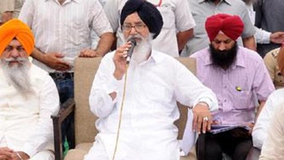 ਸੰਗਤ ਦਰਸ਼ਨ ਦੌਰਾਨ ਪ੍ਰਕਾਸ਼ ਸਿੰਘ ਬਾਦਲ (ਫਾਈਲ ਫੋਟੋ)