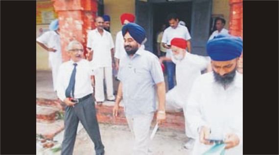 ਹੁਸ਼ਿਆਰਪੁਰ ਅਦਾਲਤ ’ਚੋਂ ਪੇਸ਼ੀ ਭੁਗਤ ਕੇ ਬਾਹਰ ਆਉਂਦੇ ਹੋਏ ਸ਼੍ਰੋਮਣੀ ਅਕਾਲੀ ਦਲ ਦੇ ਸਕੱਤਰ ਚਰਨਜੀਤ ਸਿੰਘ ਬਰਾੜ