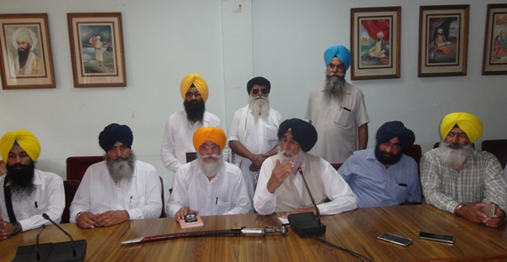 ਪੱਤਰਕਾਰਾਂ ਨਾਲ ਗੱਲਬਾਤ ਕਰਦੇ ਹੋਏ ਸ਼੍ਰੋਮਣੀ ਅਕਾਲੀ ਦਲ (ਅੰਮ੍ਰਿਤਸਰ) ਦੇ ਪ੍ਰਧਾਨ ਸਿਮਰਨਜੀਤ ਸਿੰਘ ਮਾਨ ਅਤੇ ਦਲ ਦੇ ਅਹੁਦੇਦਾਰ