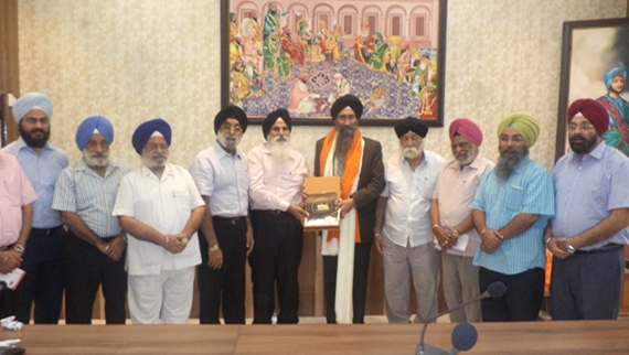 ਸੁਨੀਤ ਸਿੰਘ ਤੁੱਲੀ ਦੇ ਚੀਫ ਖਾਲਸਾ ਦੀਵਾਨ ਮੈਂਬਰ ਬਣਨ 'ਤੇ ਉਨ੍ਹਾਂ ਦਾ ਸਵਾਗਤ ਕਰਦੇ ਹੋਏ ਚੀਫ ਖ਼ਾਲਸਾ ਦੀਵਾਨ ਦੇ ਅਹੁਦੇਦਾਰ