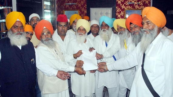 ਸ੍ਰੀ ਅਕਾਲ ਤਖ਼ਤ ਵਿਖੇ ਮੰਗ ਪੱਤਰ ਦੇਣ ਪੁੱਜੇ ਕਾਂਗਰਸੀ ਆਗੂ ਇੰਦਰਜੀਤ ਸਿੰਘ ਜ਼ੀਰਾ ਤੇ ਹੋਰ