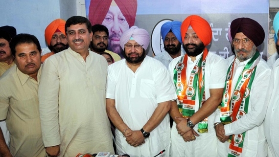 ਅੰਮ੍ਰਿਤਸਰ ਵਿੱਚ ਇੰਦਰਬੀਰ ਸਿੰਘ ਬੁਲਾਰੀਆ (ਸੱਜਿਓ ਦੂਜੇ) ਅਤੇ ਉਪਕਾਰ ਸਿੰਘ ਸੰਧੂ (ਸੱਜੇ) ਨੂੰ ਰਸਮੀ ਤੌਰ ’ਤੇ ਕਾਂਗਰਸ ਵਿੱਚ ਸ਼ਾਮਲ ਕਰਦੇ ਹੋਏ ਕੈਪਟਨ ਅਮਰਿੰਦਰ ਸਿੰਘ