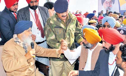 Jalandhar Cantt MLA Pargat Singh arguing with CM Parkash S Badal during Sangat Darshan at Jamsher in Jalandhar on Tuesday. Tribune Photo Malkiat Singh