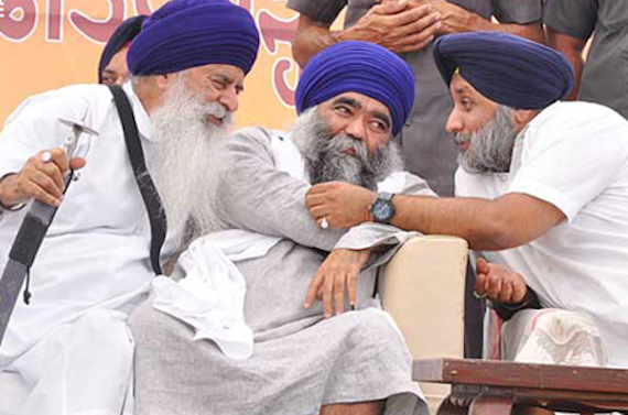ਸੰਤ ਸਮਾਜ ਆਗੂ ਭਾਈ ਜਸਬੀਰ ਸਿੰਘ ਰੋਡੇ, ਦਮਦਮੀ ਟਕਸਾਲ (ਮਹਿਤਾ) ਮੁਖੀ ਬਾਬਾ ਹਰਨਾਮ ਸਿੰਘ ਅਤੇ ਸ਼੍ਰੋਮਣੀ ਅਕਾਲੀ ਦਲ (ਬਾਦਲ) ਪ੍ਰਧਾਨ ਸੁਖਬੀਰ ਬਾਦਲ (ਪੁਰਾਣੀ ਤਸਵੀਰ)।