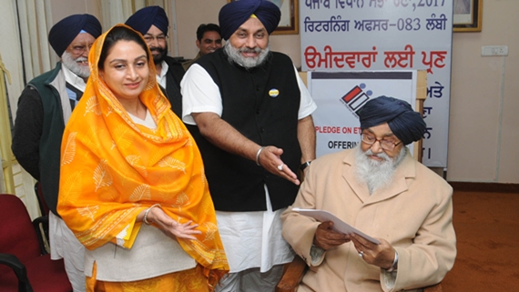 ਮੁੱਖ ਮੰਤਰੀ ਪ੍ਰਕਾਸ਼ ਸਿੰਘ ਬਾਦਲ, ਸੁਖਬੀਰ ਬਾਦਲ ਅਤੇ ਹਰਸਿਮਰਤ ਬਾਦਲ ਮਲੋਟ ’ਚ ਨਾਮਜ਼ਦਗੀ ਕਾਗ਼ਜ਼ ਦਾਖ਼ਲ ਕਰਨ ਸਮੇਂ