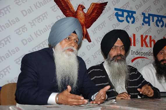ਦਲ ਖ਼ਾਲਸਾ ਦੇ ਸਾਬਕਾ ਪ੍ਰਧਾਨ ਹਰਚਰਨਜੀਤ ਸਿੰਘ ਧਾਮੀ ਅਤੇ ਬੁਲਾਰੇ ਕੰਵਰਪਾਲ ਸਿੰਘ ਮੀਡੀਆ ਨਾਲ ਗੱਲ ਕਰਦੇ ਹੋਏ (ਫਾਈਲ ਫੋਟੋ)
