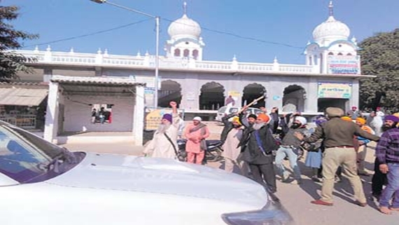 ਕੈਬਨਿਟ ਮੰਤਰੀ ਸਿਕੰਦਰ ਸਿੰਘ ਮਲੂਕਾ ਦੇ ਕਾਫ਼ਲੇ ਨੂੰ ਕਾਲੀਆਂ ਝੰਡੀਆਂ ਦਿਖਾਉਂਦੇ ਹੋਏ ਸਿੱਖ ਜਥੇਬੰਦੀਆਂ ਦੇ ਕਾਰਕੁਨ