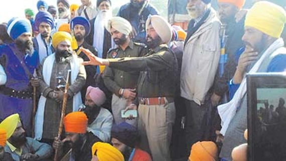 ਸਿੱਖ ਨੌਜਵਾਨਾਂ ਨਾਲ ਗੱਲ ਕਰਦੇ ਹੋਏ ਪੁਲਿਸ ਅਧਿਕਾਰੀ