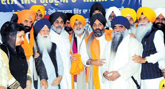 ਦਿੱਲੀ ਸਿੱਖ ਗੁਰਦੁਆਰਾ ਪ੍ਰਬੰਧਕ ਕਮੇਟੀ ਦੇ ਆਗੂਆਂ ਦਾ ਸਨਮਾਨ ਕੀਤੇ ਜਾਣ ਦਾ ਦ੍ਰਿਸ਼