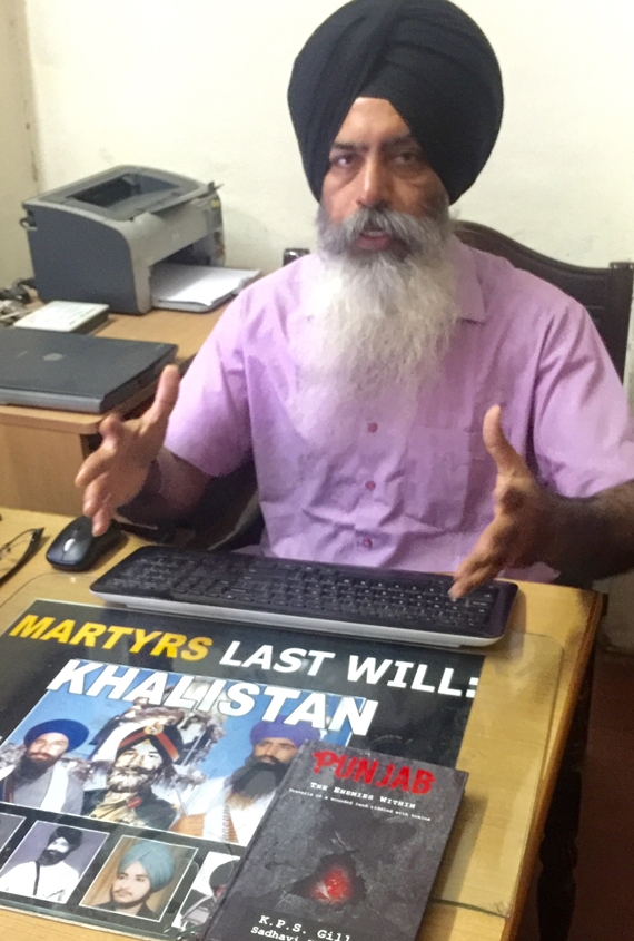 ਦਲ ਖ਼ਾਲਸਾ ਦੇ ਬੁਲਾਰੇ ਕੰਵਰਪਾਲ ਸਿੰਘ ਮੀਡੀਆ ਨਾਲ ਗੱਲ ਕਰਦੇ ਹੋਏ