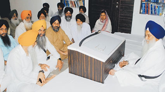 ਸ਼੍ਰੋਮਣੀ ਕਮੇਟੀ ਅਤੇ ਦਿੱਲੀ ਕਮੇਟੀ ਦੇ ਅਹੁਦੇਦਾਰ ਗਿਆਨੀ ਗੁਰਬਚਨ ਸਿੰਘ ਨਾਲ ਮੁਲਾਕਾਤ ਕਰਦੇ ਹੋਏ