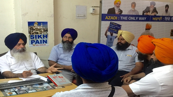 ਦਲ ਖ਼ਾਲਸਾ ਦੇ ਬੁਲਾਰੇ ਕੰਵਰਪਾਲ ਸਿੰਘ, ਸੱਕਤਰ ਰਣਬੀਰ ਸਿੰਘ ਅਤੇ ਸਿੱਖ ਯੂਥ ਆਫ ਪੰਜਾਬ ਦੇ ਪ੍ਰਧਾਨ ਪਰਮਜੀਤ ਸਿੰਘ 'ਘੱਲੂਘਾਰਾ ਯਾਦਗਾਰੀ ਮਾਰਚ' ਦੀਆਂ ਤਿਆਰੀ ਸਬੰਧੀ ਗੱਲਬਾਤ ਕਰਦੇ ਹੋਏ