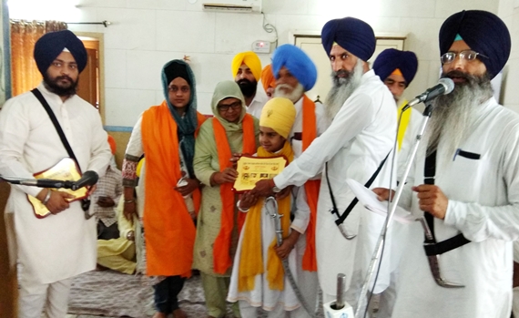 ਸੰਗਰੂਰ ’ਚ ਸ਼ਹੀਦੀ ਸਮਾਗਮ ਦੌਰਾਨ ਸ਼ਹੀਦ ਭਾਈ ਕਮਲਜੀਤ ਸਿੰਘ ਦੇ ਪਰਿਵਾਰ ਦਾ ਸਨਮਾਨ ਕਰਦੇ ਹੋਏ ਪ੍ਰਬੰਧਕ