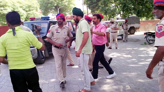 ਨਵਾਂਸ਼ਹਿਰ ਪੁਲਿਸ ਗ੍ਰਿਫਤਾਰ ਸਿੱਖਾਂ ਨੂੰ ਅਦਾਲਤ ਵਿਚ ਲਿਜਾਂਦੀ ਹੋਈ