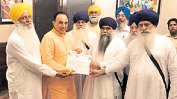 ਸੁਬਰਾਮਨੀਅਨ ਸਵਾਮੀ ਨੂੰ ਮੰਗ ਪੱਤਰ ਦਿੰਦੇ ਹੋਏ ਦਮਦਮੀ ਟਕਸਾਲ ਦੇ ਮੁਖੀ ਤੇ ਹੋਰ।