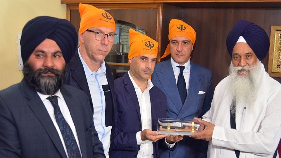ਇਤਾਲਵੀ ਵਫਦ ਗਿਆਨੀ ਗੁਰਬਚਨ ਸਿੰਘ ਨੂੰ ਖਾਸ ਤੌਰ 'ਤੇ ਤਿਆਰ ਕੀਤੀਆਂ ਕ੍ਰਿਪਾਨਾਂ ਦੇ ਨਮੂਨੇ ਸੌਂਪਦੇ ਹੋਏ 